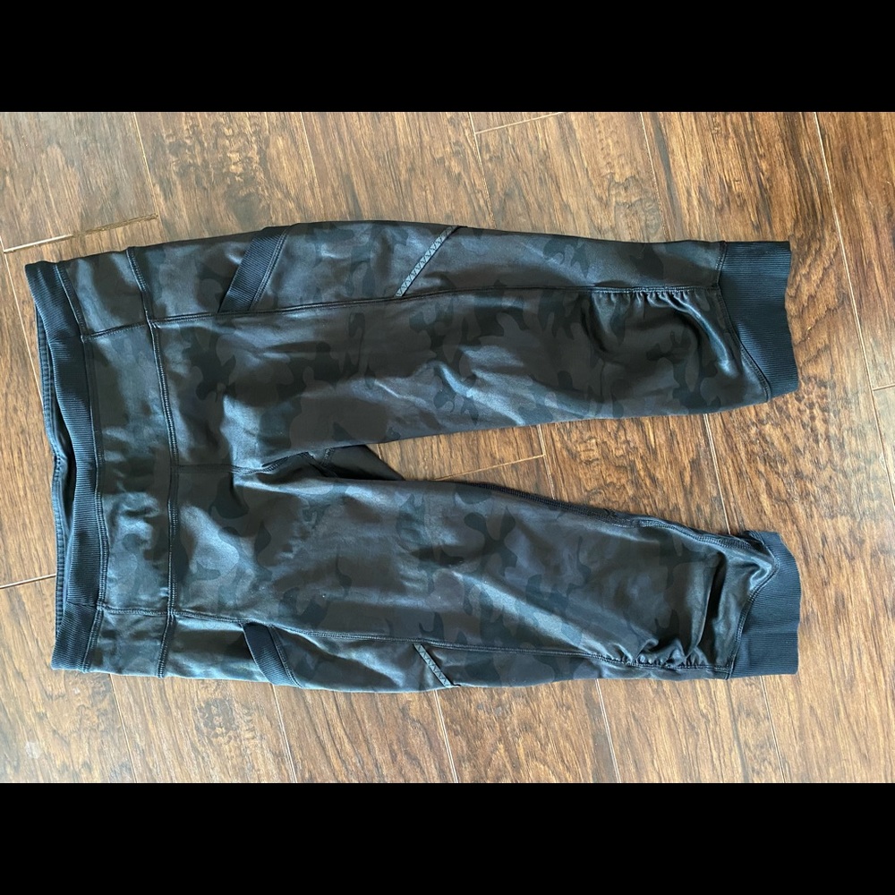 Camo LULULEMON crops size 6